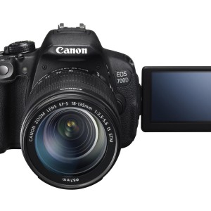 eos_700d_fra_lcd_open_w_ef-s_18-135mm_is_stm