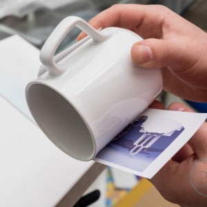 Поставете правилно ориентиран дизайн върху чашата