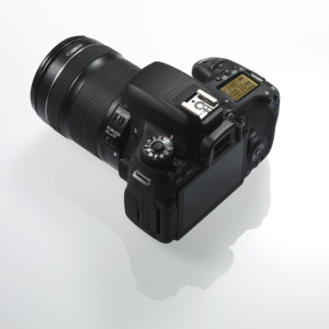 EOS 760D_DesignCut_WhiteBackground_18-135mm IS STM_EUR