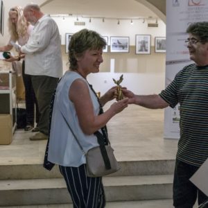 Силвия Иванова получава статуетката на НСФА